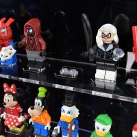 Acrylic wall display for 60 LEGO&reg; minifigures (with black background)