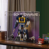 Display in acrilico per LEGO&reg; 10358 Transformers: Soundwave (con immagine di sfondo e base nera)