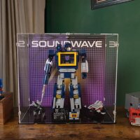 Display in acrilico per LEGO&reg; 10358 Transformers: Soundwave (con immagine di sfondo e base nera)