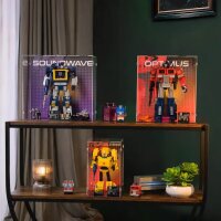 Display in acrilico per LEGO&reg; 10358 Transformers: Soundwave (con immagine di sfondo e base nera)