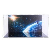 Display in acrilico per LEGO&reg; 10356 Star Trek: U.S.S. Enterprise NCC-1701-D (Con immagine di sfondo, base nera inc. 2 supporti)