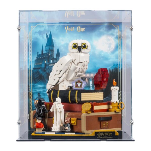 Display in acrilico per LEGO&reg; 76466 Harry Potter - Pietra filosofale (con immagine di sfondo e base nera)