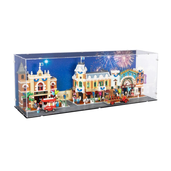 Display in acrilico per LEGO&reg; 43302 Disney - Main Street U.S.A. (con immagine di sfondo e base nera)
