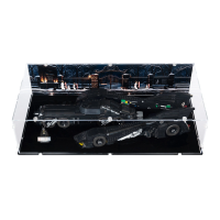 Pr&eacute;sentoir en acrylique XL pour LEGO&reg; 76355 La Batmobile de Batman, le d&eacute;fi (Avec image de fond et base noire)