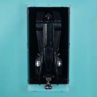 3-in-1 Display acrilico da tavolo & parete per LEGO&reg; 76355 Batman Returns Batmobile (con fondo nero)